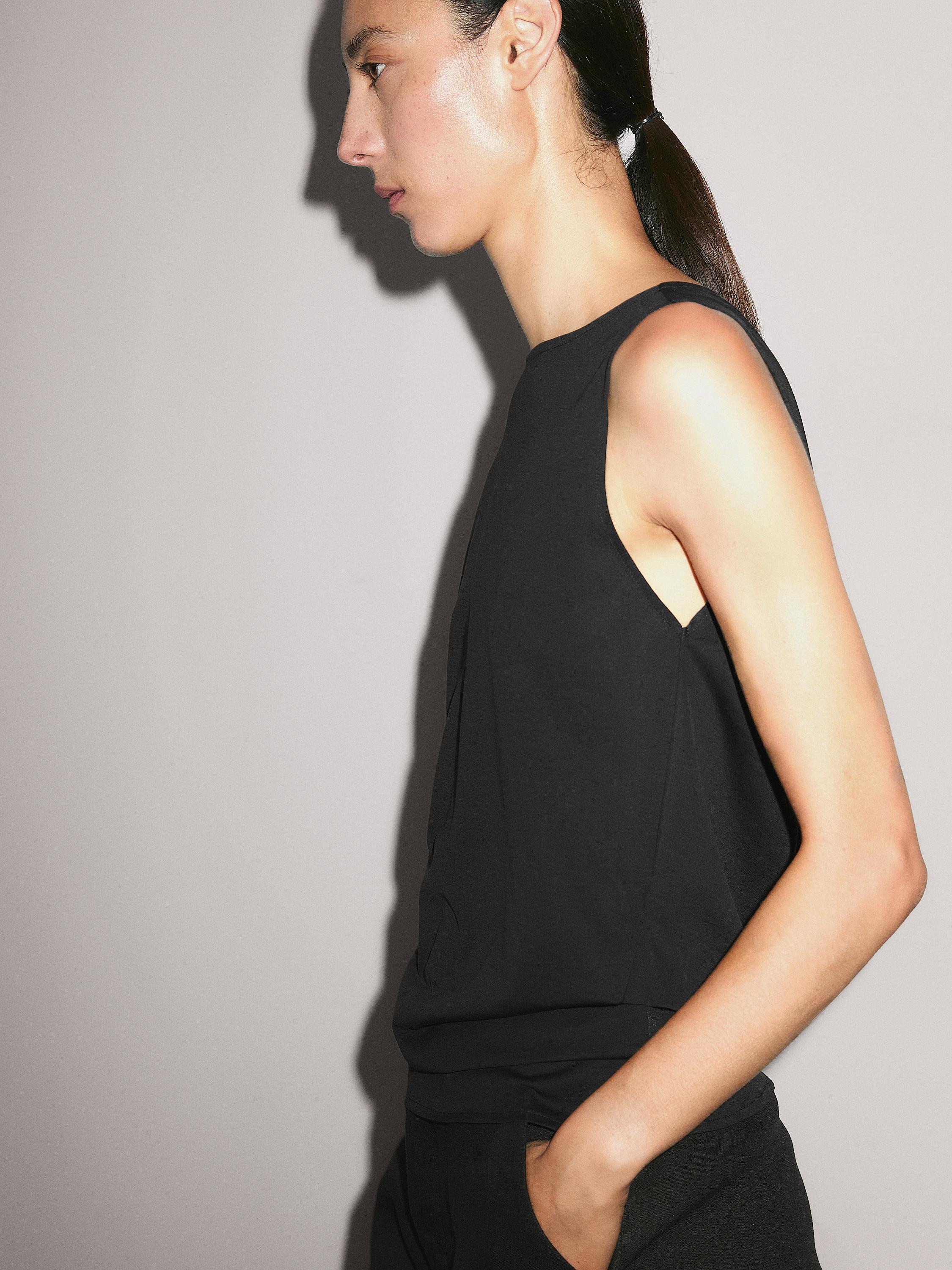 100% cotton top with draped low-cut back